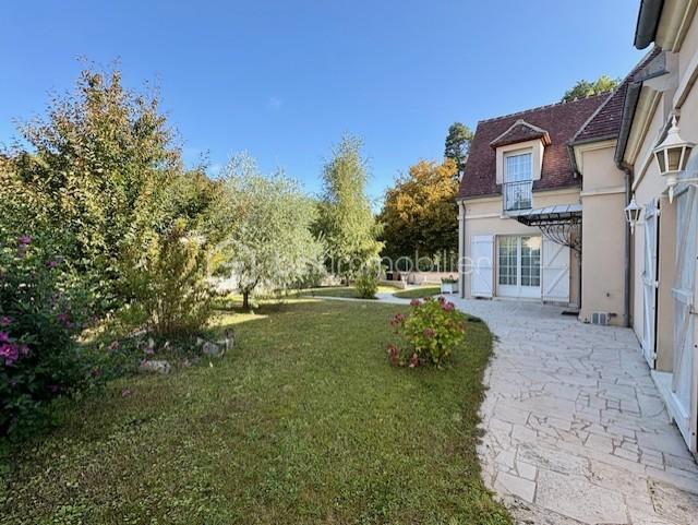 Maison de 175 m² - jardin devant.jpg