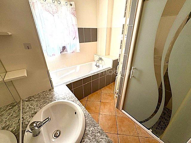 Maison de 175 m² - SDB RDC.jpg