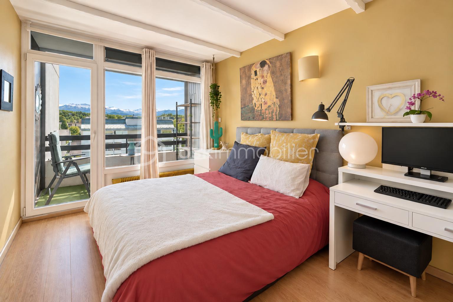 Chambre chaleureuse avec vue montagne.png