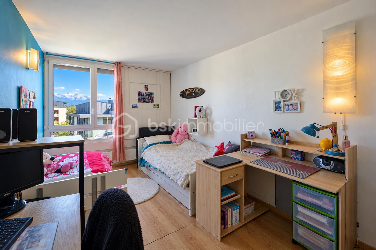 Chambre d’étudiant lumineuse et ordonnée (1).png