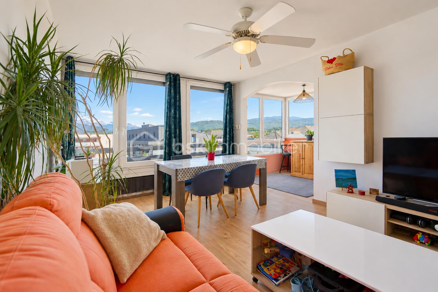 Salon contemporain avec vue sur les montagnes.png