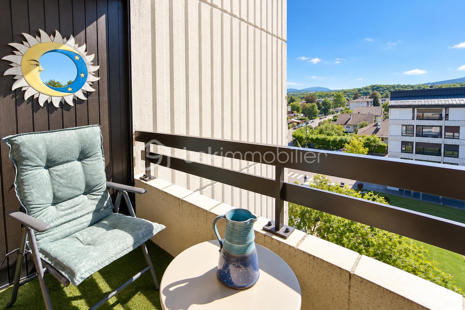 Balcon lumineux avec vue sur les collines.png