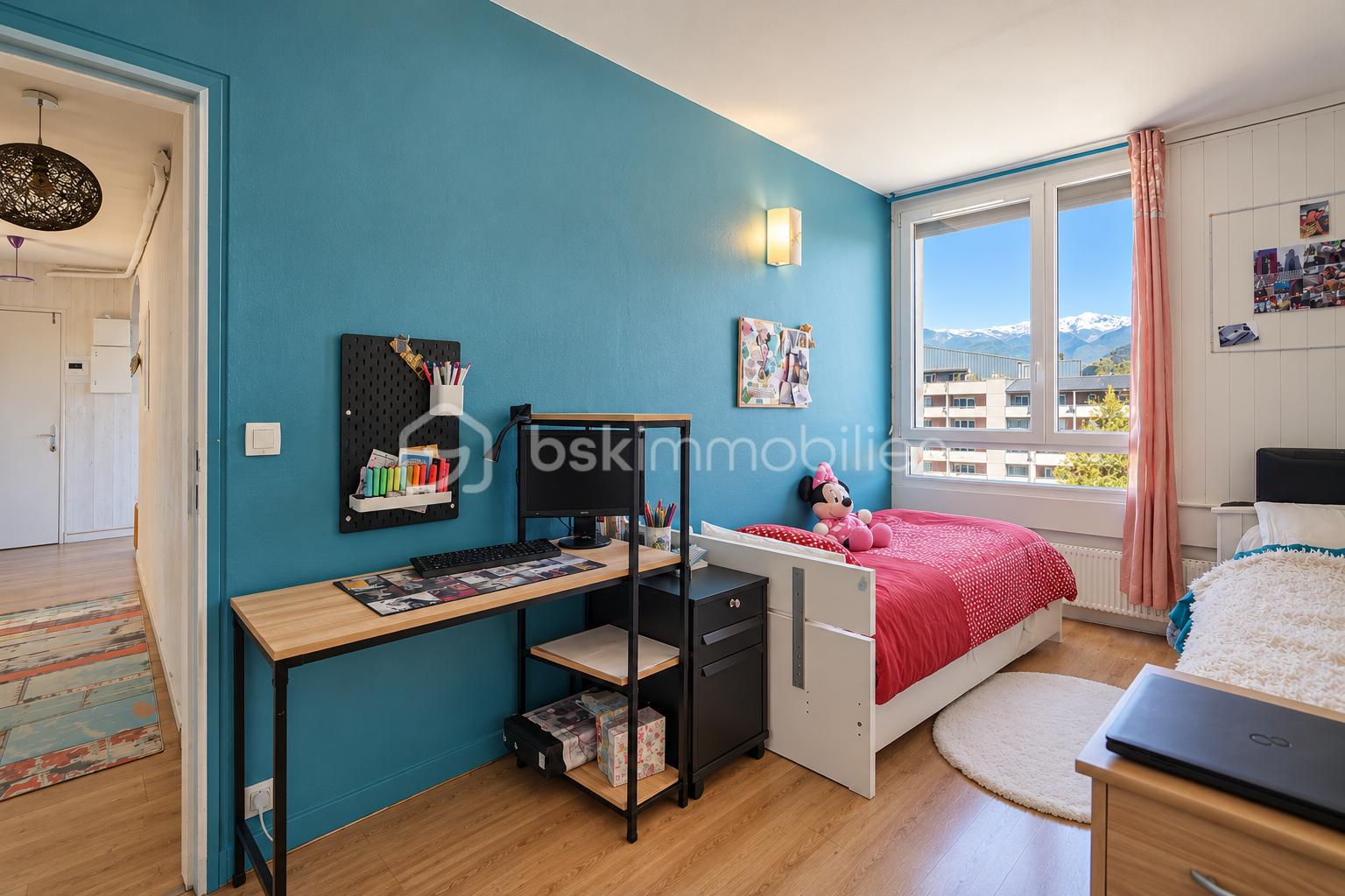 Chambre cosy avec bureau et montagnes.png