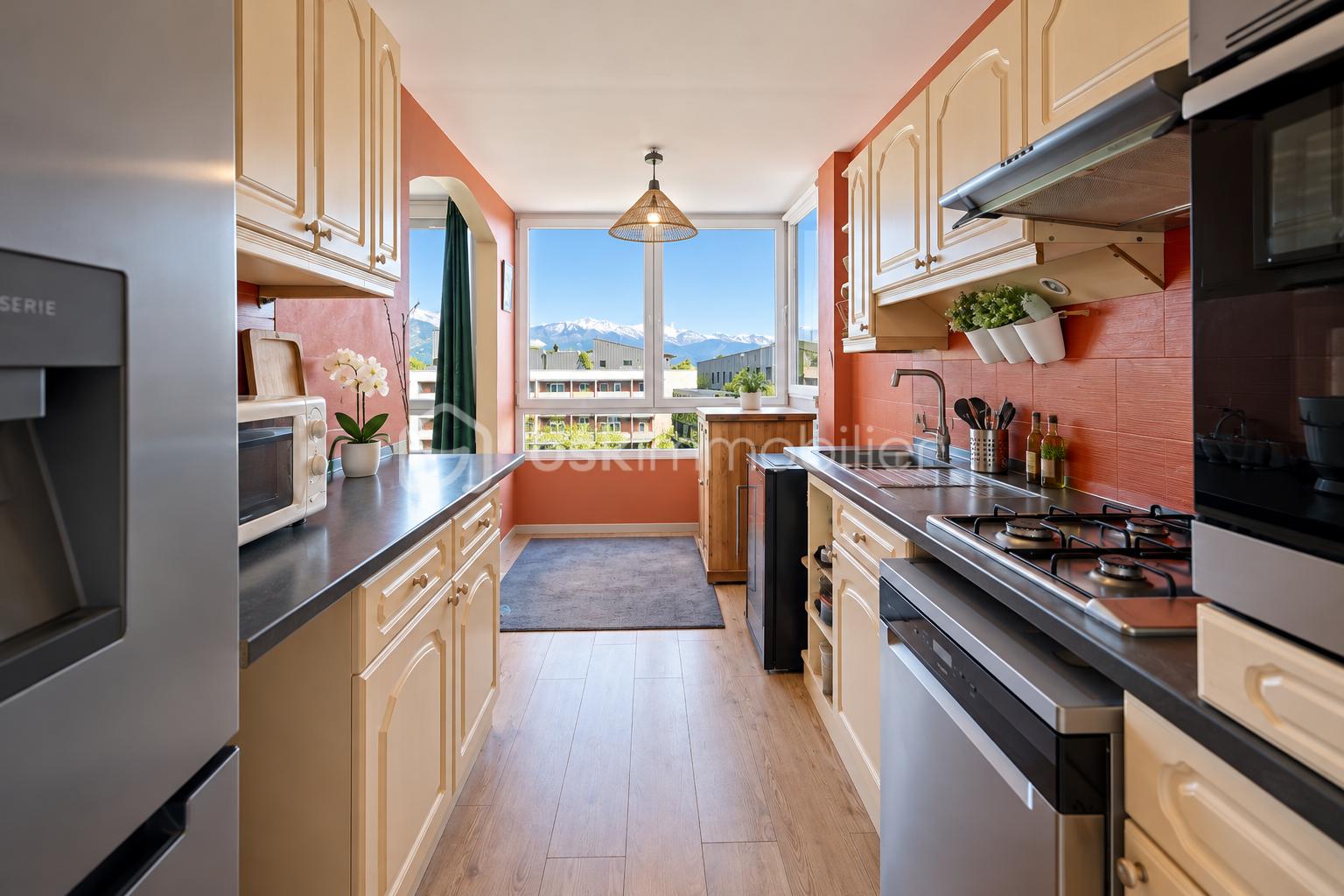Cuisine chaleureuse avec vue sur les montagnes.png