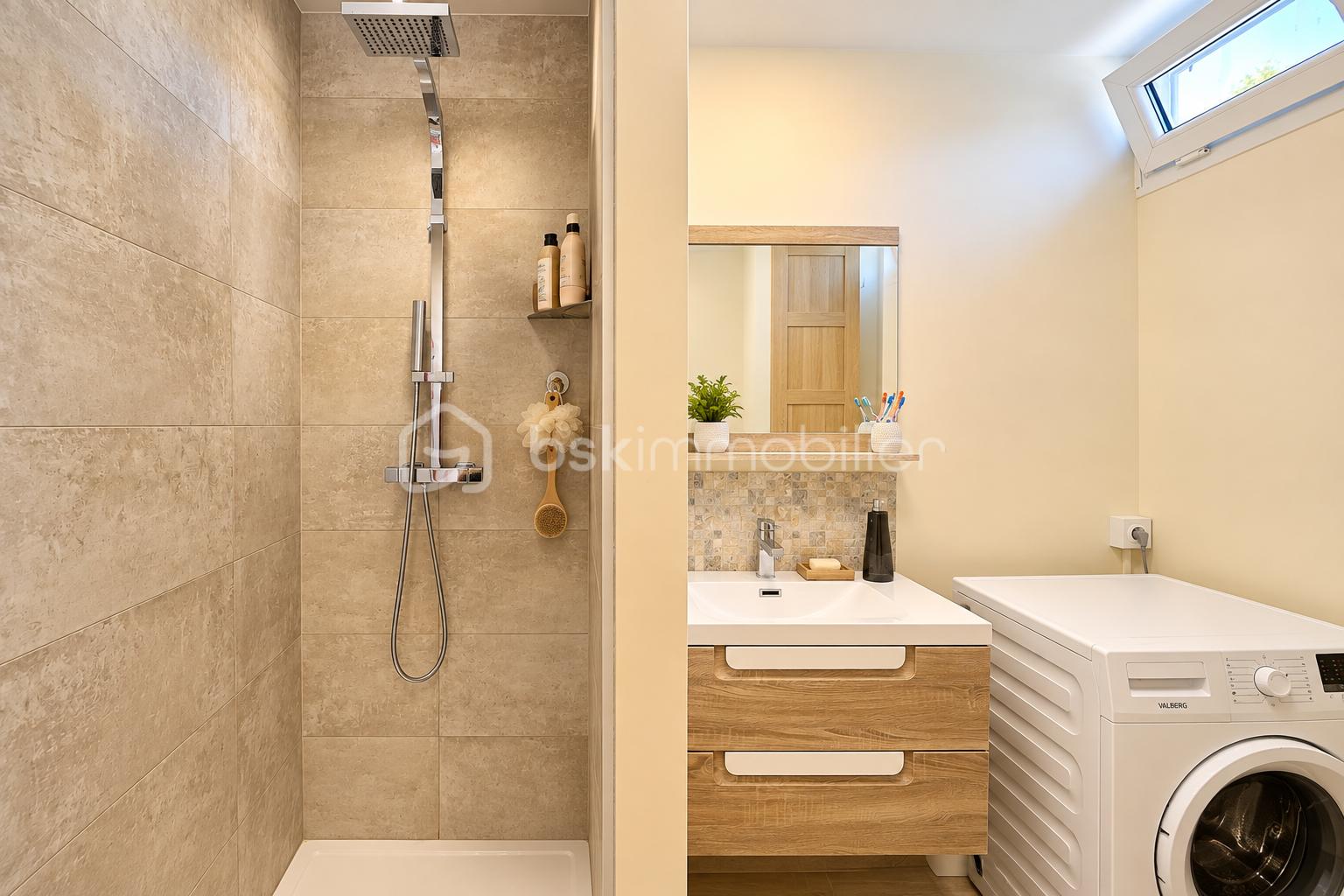 Salle de bains moderne avec douche et buanderie.png