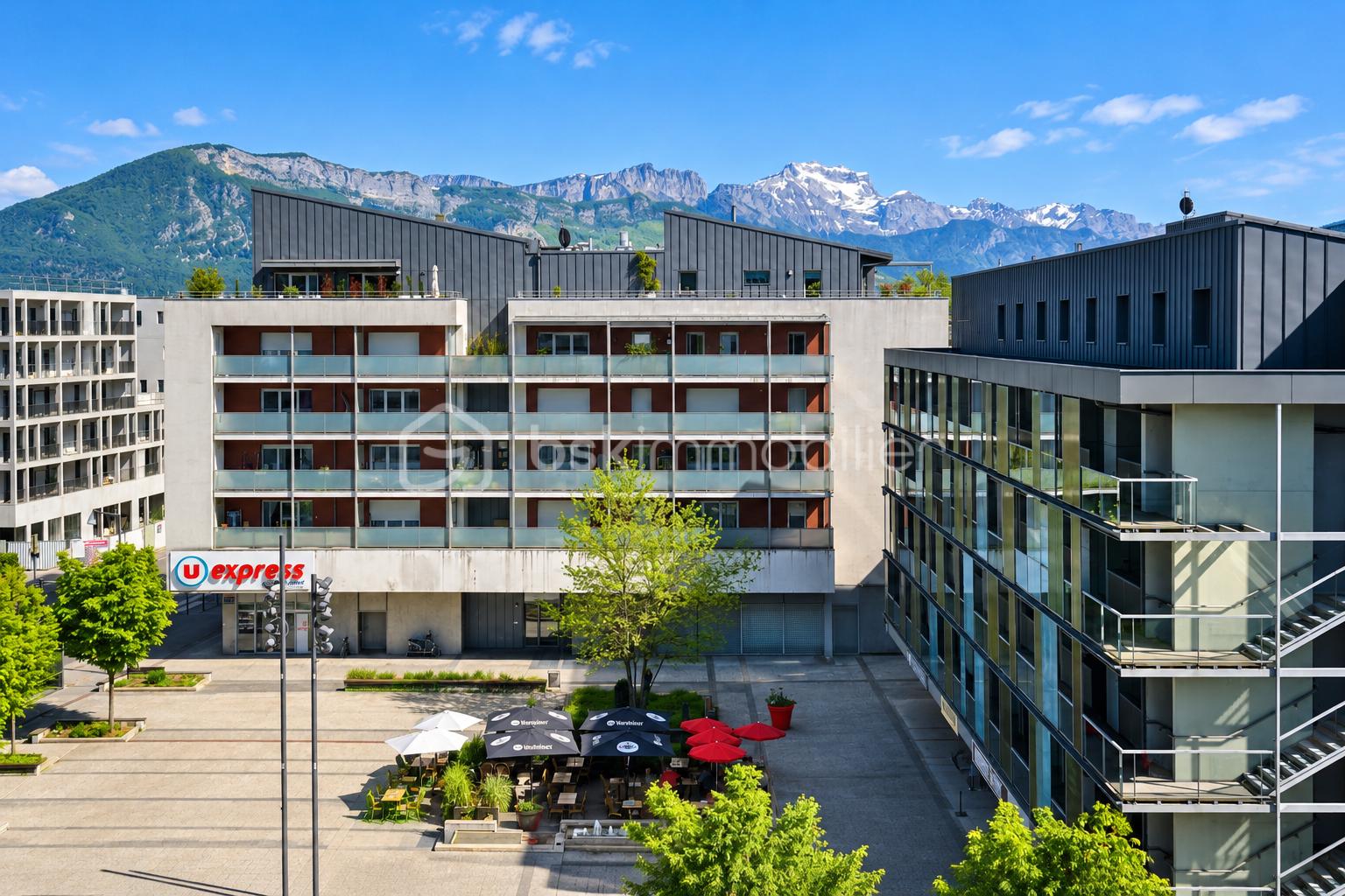 Place moderne au pied des Alpes.png