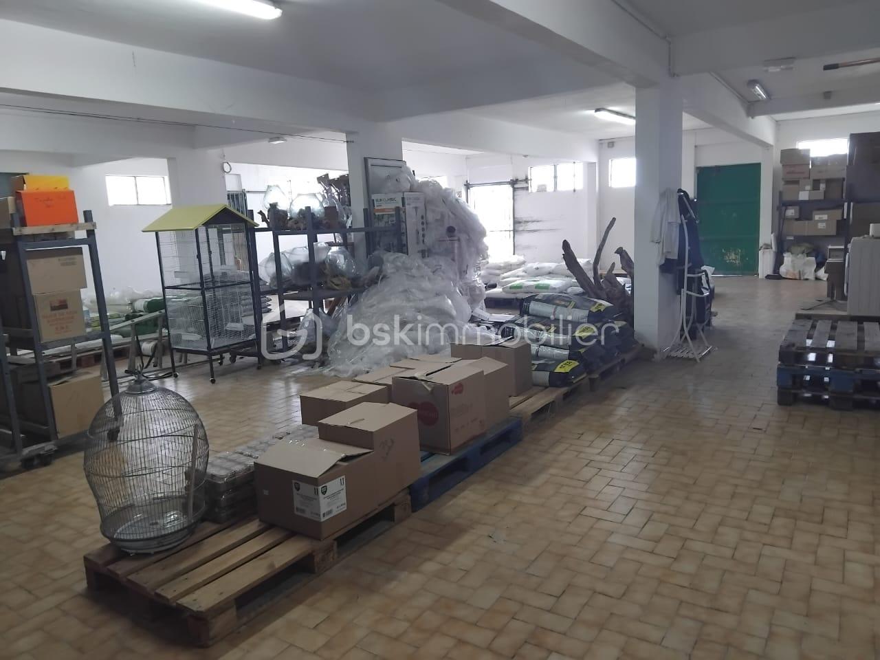 Local commercial de 100 m² - Photo Dépot Tampon.jpg