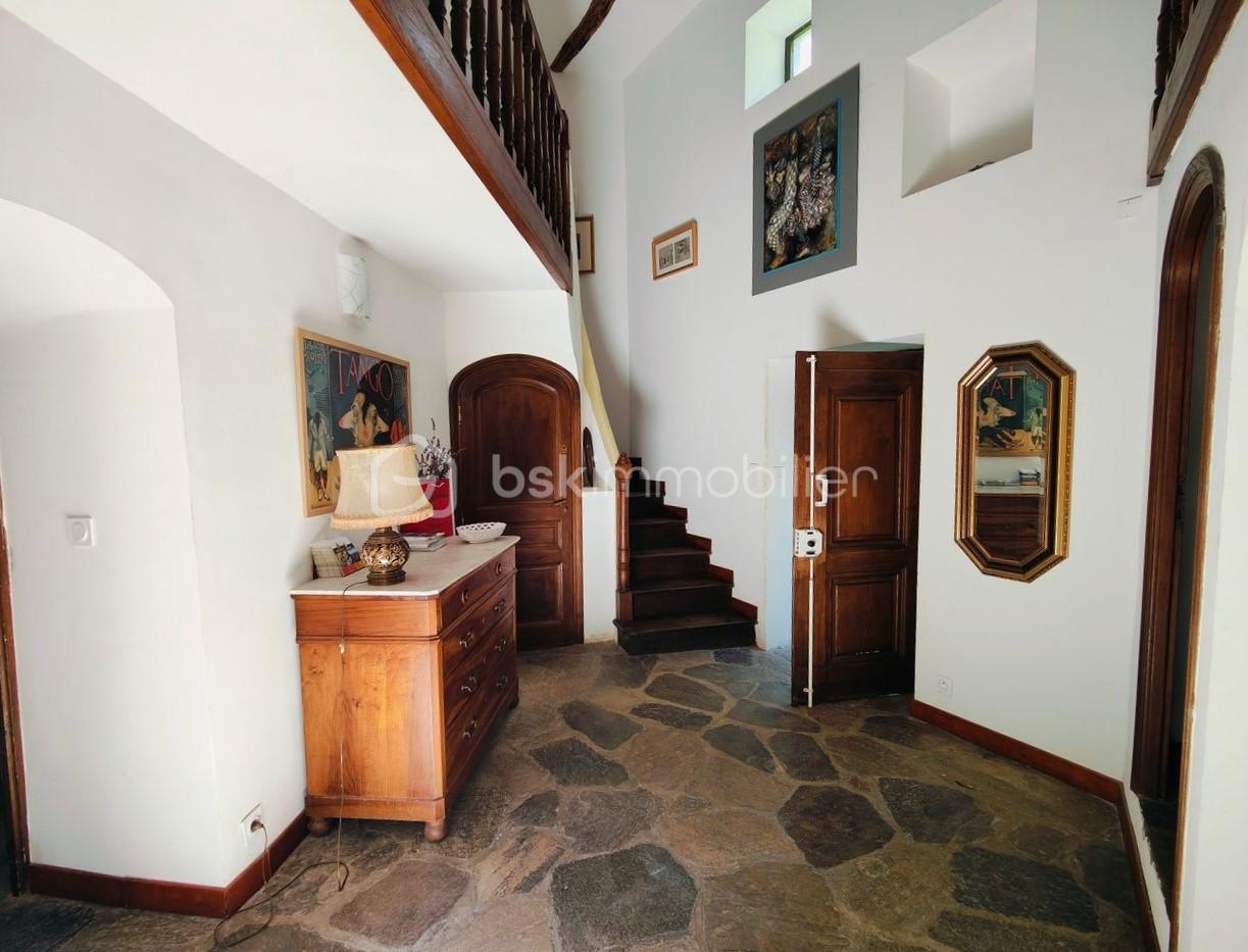 Maison en pierre de 181 m² - 01 halle.jpg