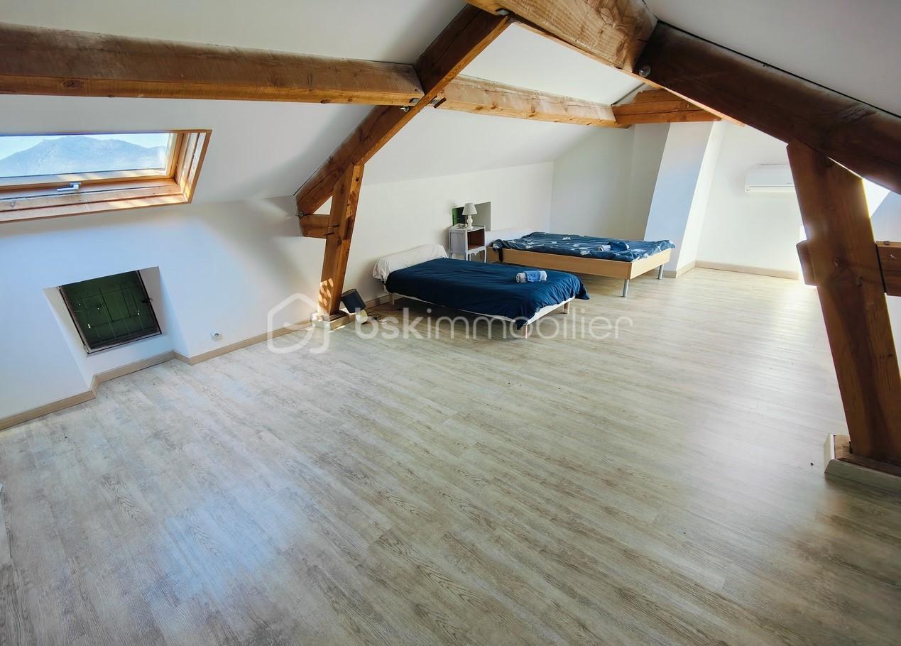 Maison en pierre de 181 m² - R+3 Chambre Dortoir b.jpg