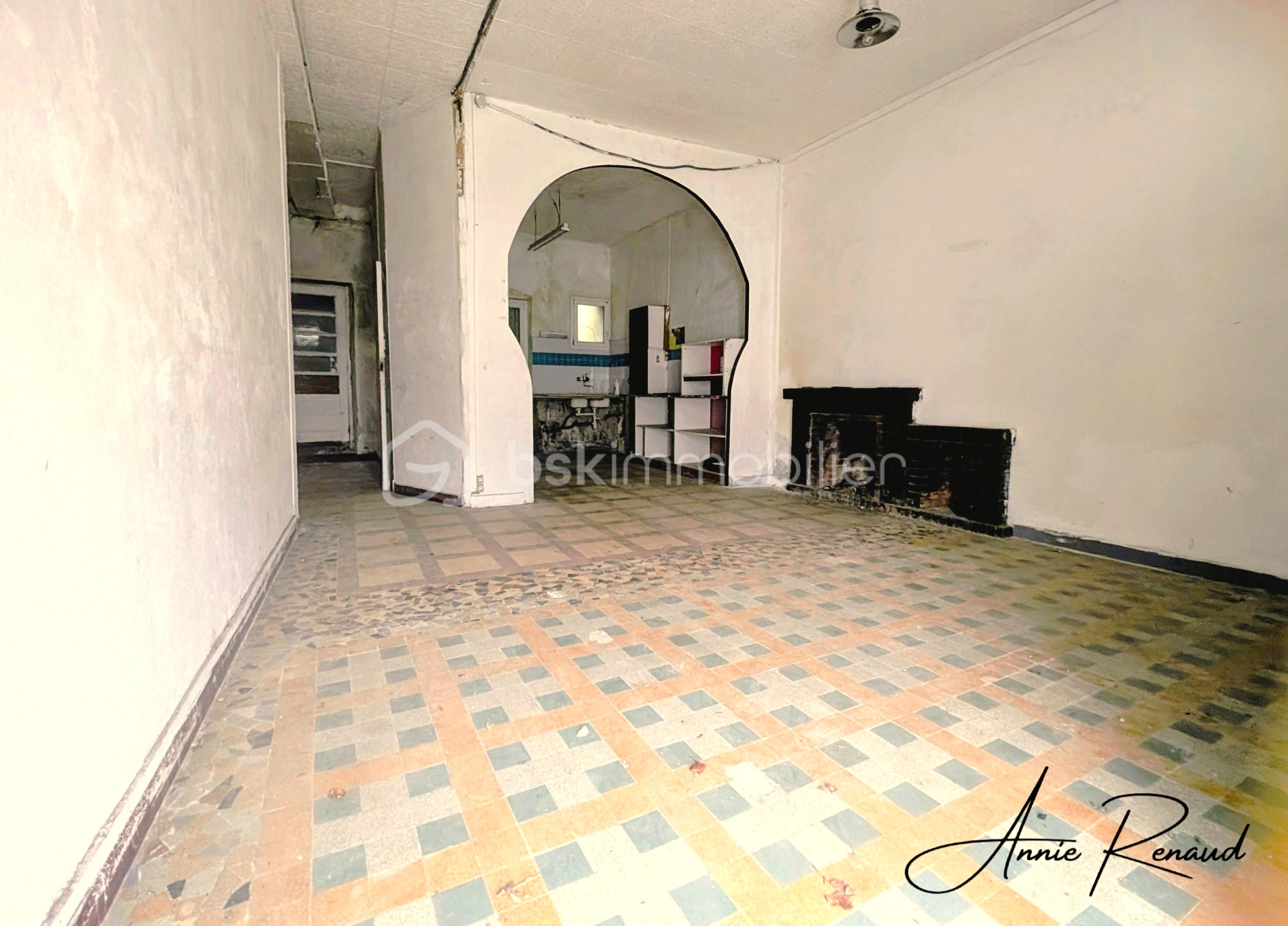 Maison de 240 m² - 2_RDC Local1 entrée.jpg