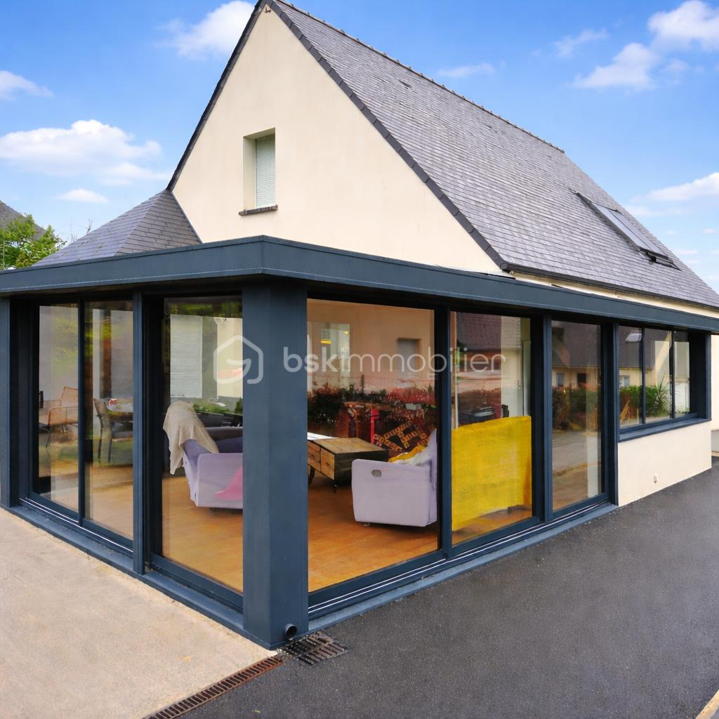 Maison moderne avec véranda lumineuse.png