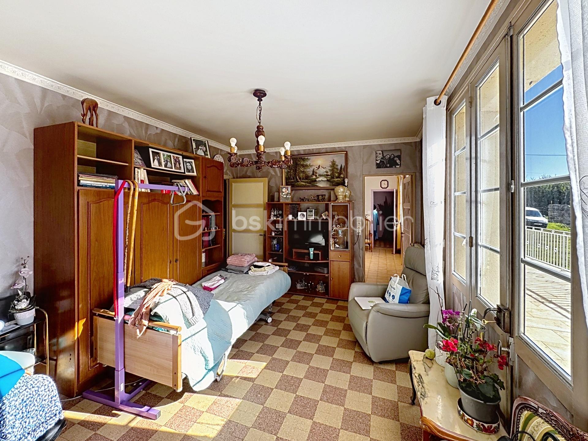 Maison de 143 m² - salle avec lit.jpeg