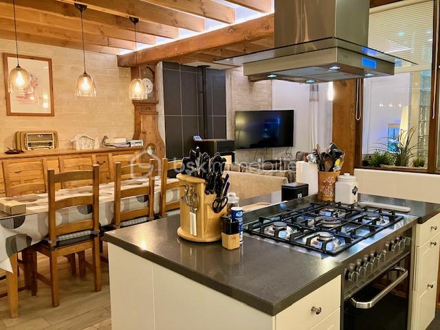 Maison traditionnelle de 146 m² - mouronval ilot cuisine vers séjour.jpg