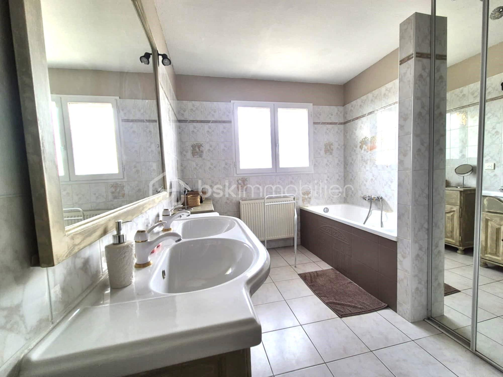 Maison traditionnelle de 190 m² - 988b9526-266b-4e56-8269-a7d83bf001b1.jpg