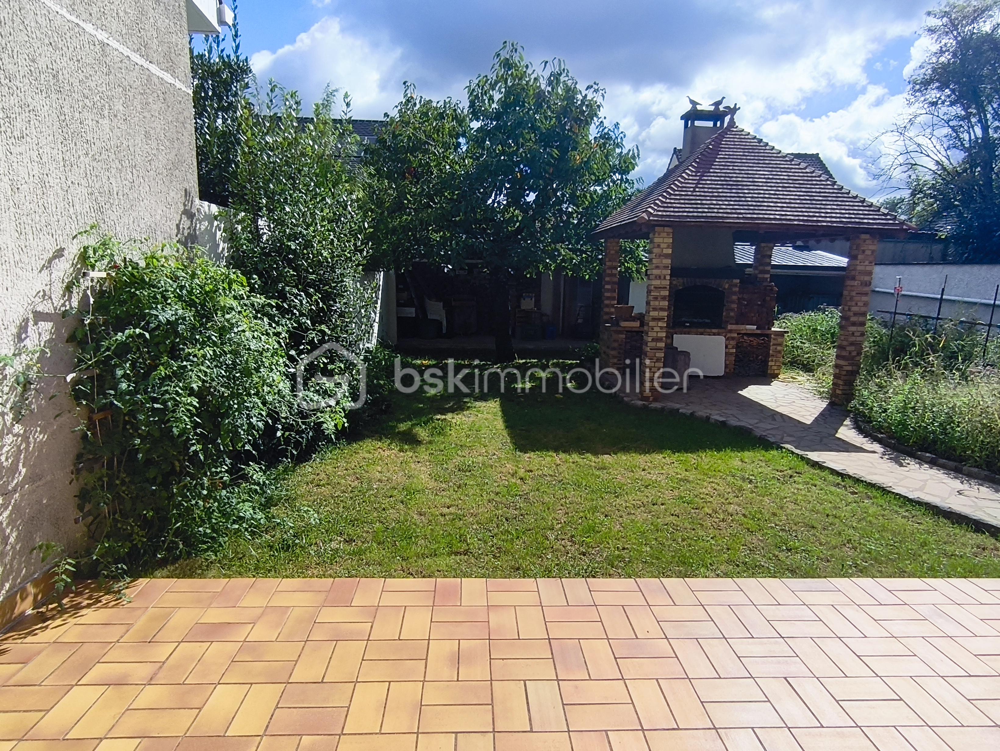 Maison de 135 m² - jardin arrière barbecue.jpg