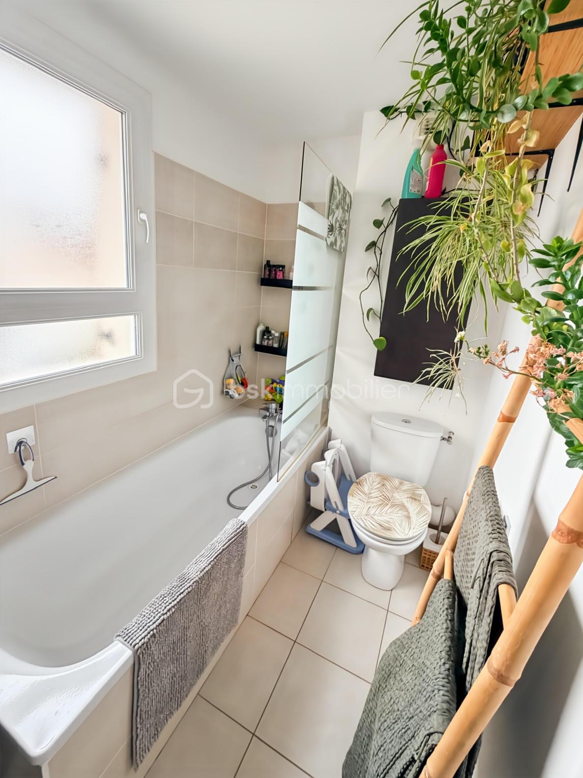 Maison traditionnelle de 79,90 m² - salle de bain 1.jpg