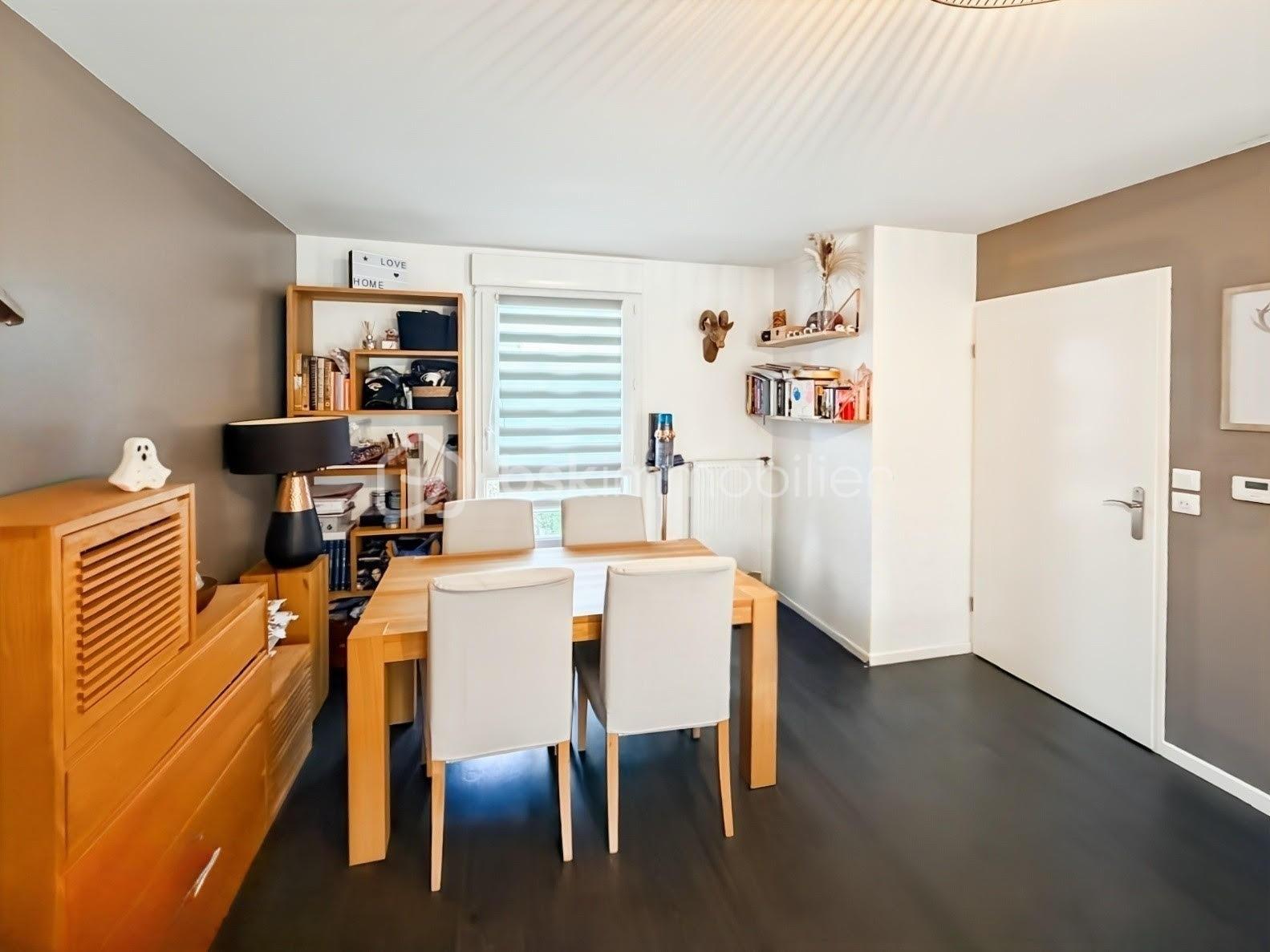 Maison traditionnelle de 79,90 m² - sejour.jpg