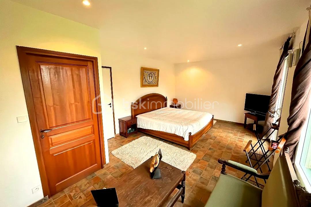 Demeure de 273 m² - hoqi-3b77d25a5417440a8c44c675fd6f5682.jpg