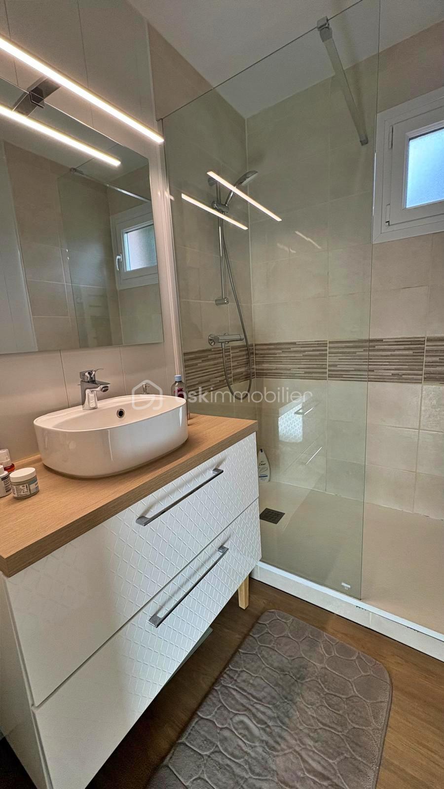 Appartement de 75,97 m² - 7 sdb1.jpeg