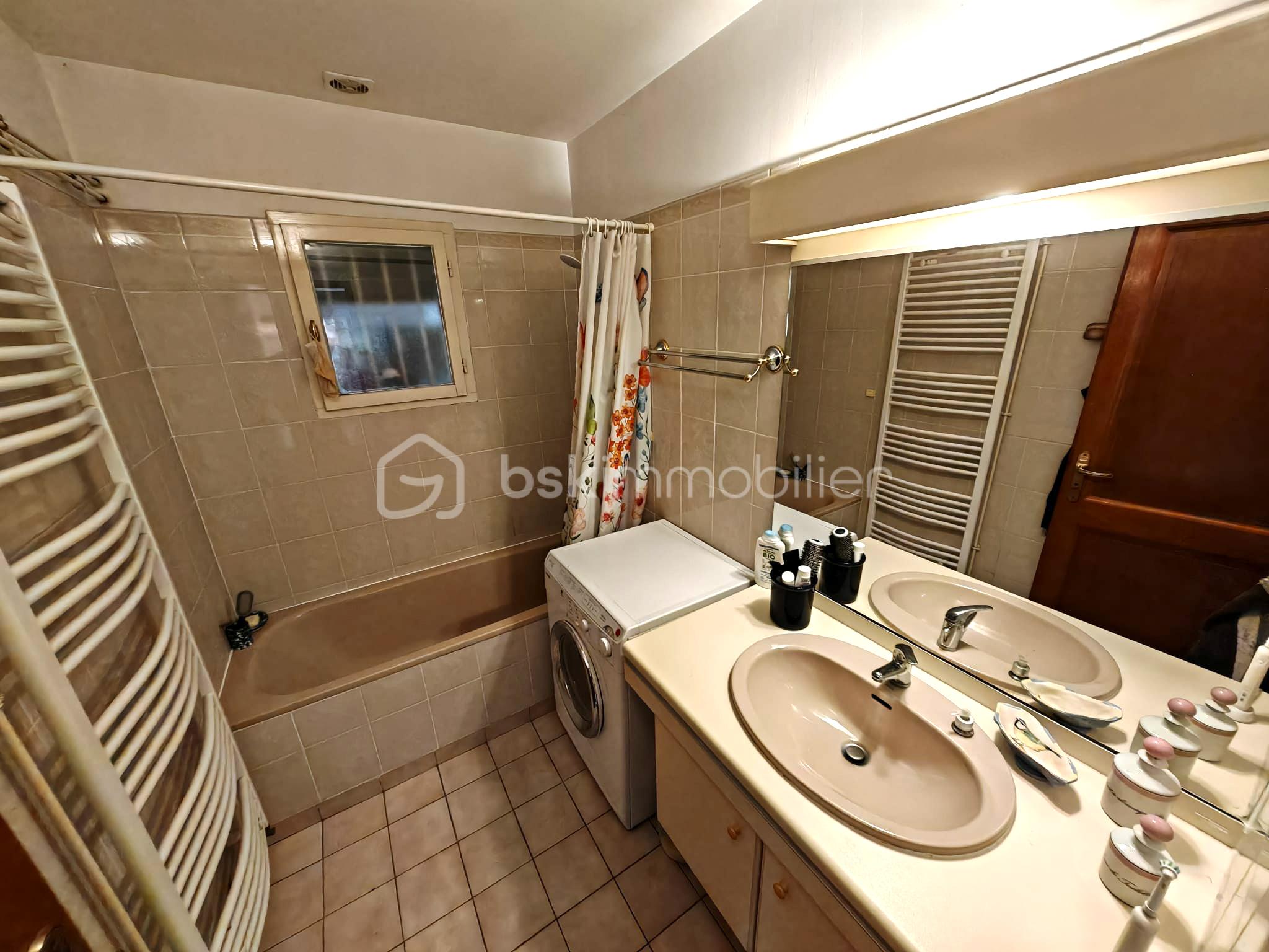 Maison traditionnelle de 150 m² - sdb-rdc.jpg