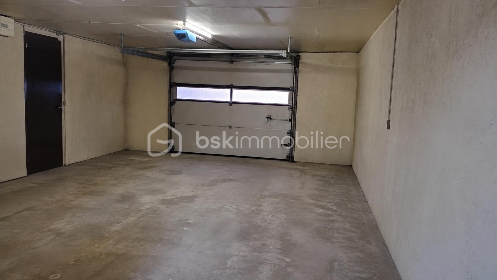 Garage vide porte.png