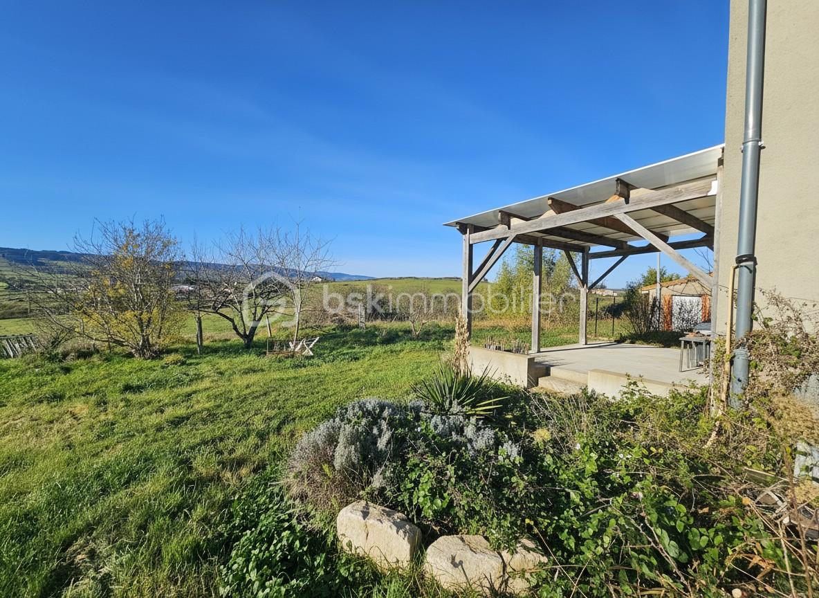 Corps de ferme de 185 m² - generated_vue + terrasse.jpg