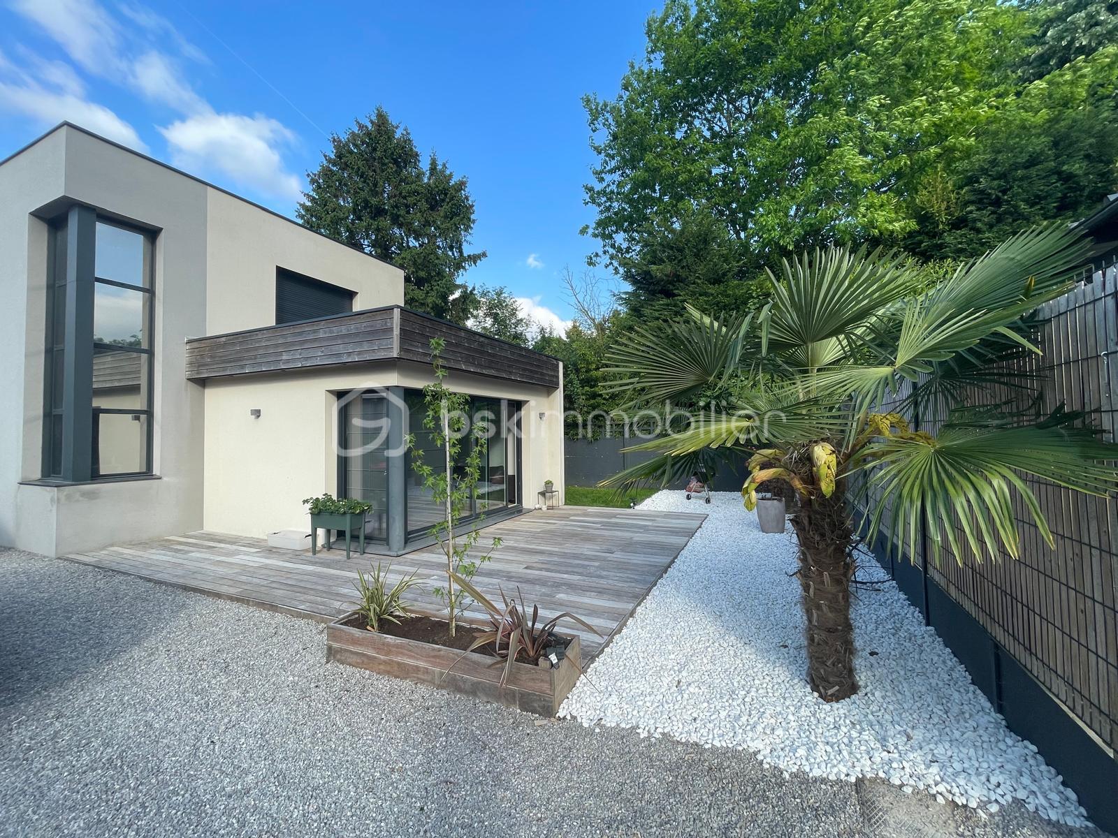 Maison de 130 m² - Façade + jardin avant 2.jpg