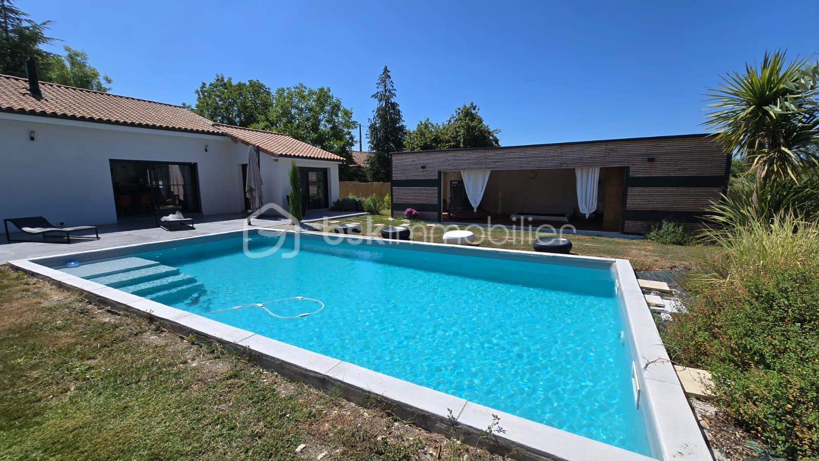 pool house de loin.jpg
