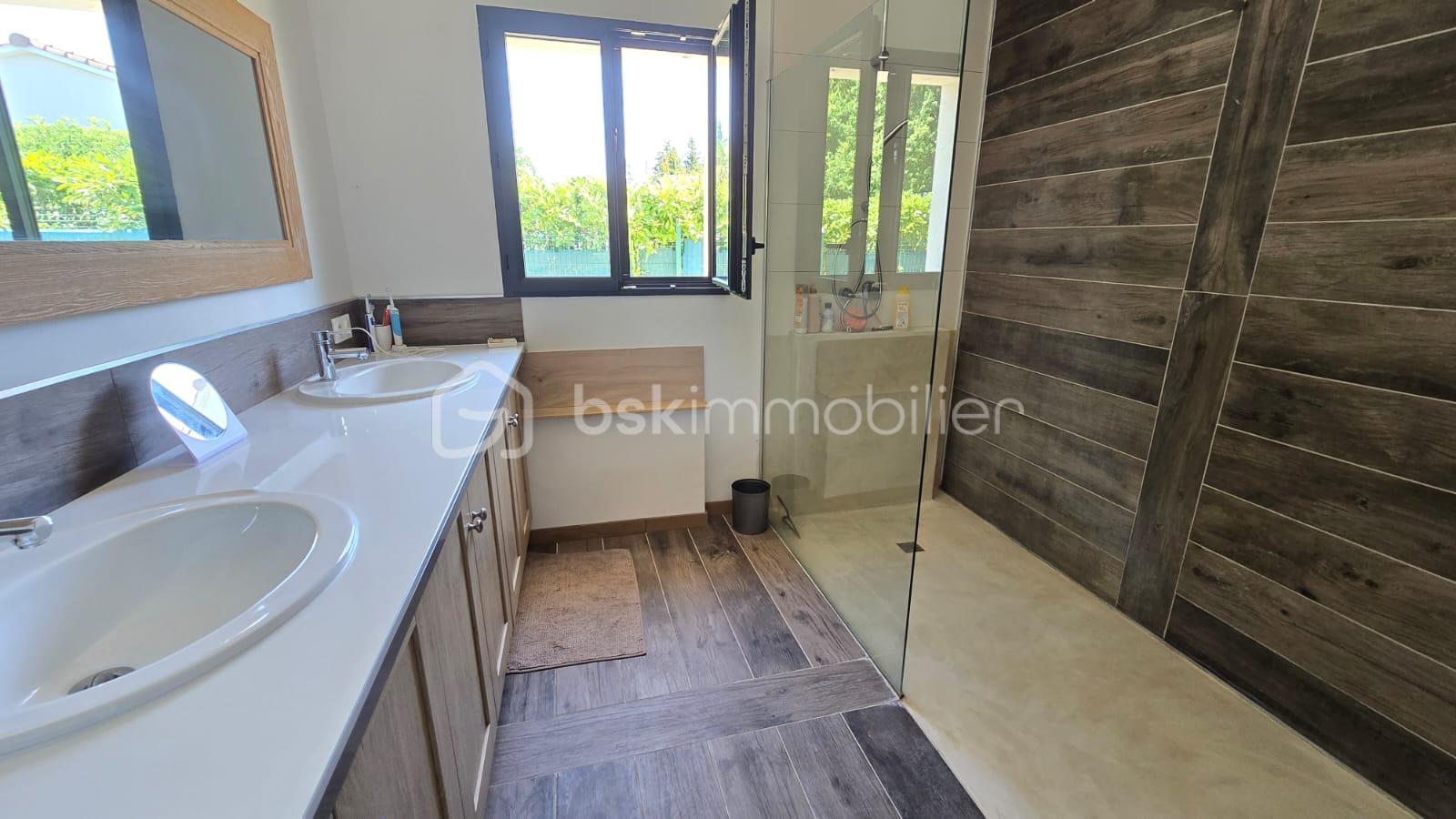Maison contemporaine de 194 m² - SALLE DEAU INDIV.jpg