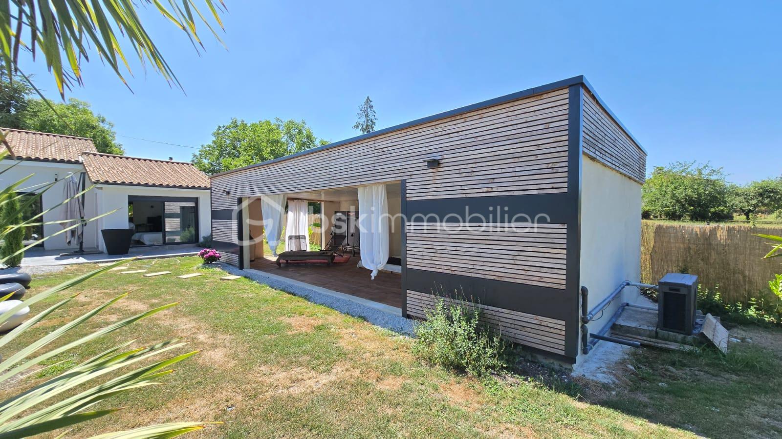 Maison contemporaine de 194 m² - POOL HOUSE ANGLE.jpg