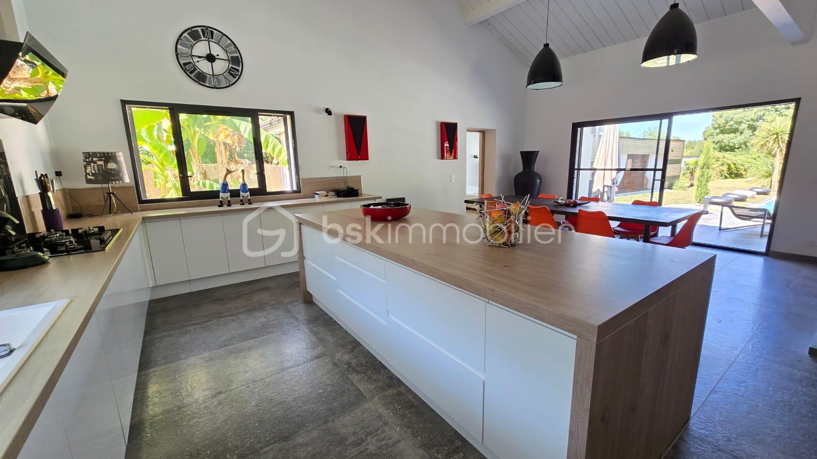 Maison contemporaine de 194 m² - CUISINE ET SALLE A MANGER.jpg