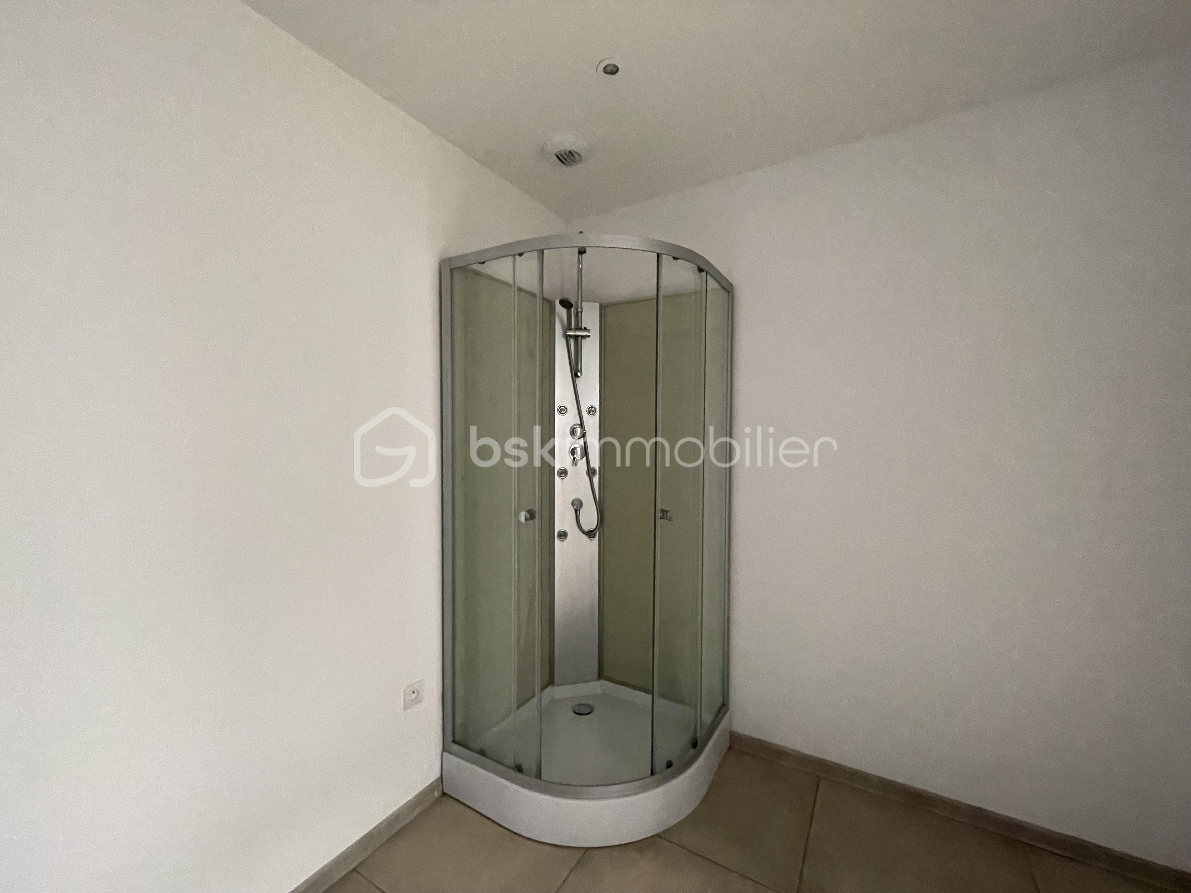 Maison de 56 m² - douche.jpg