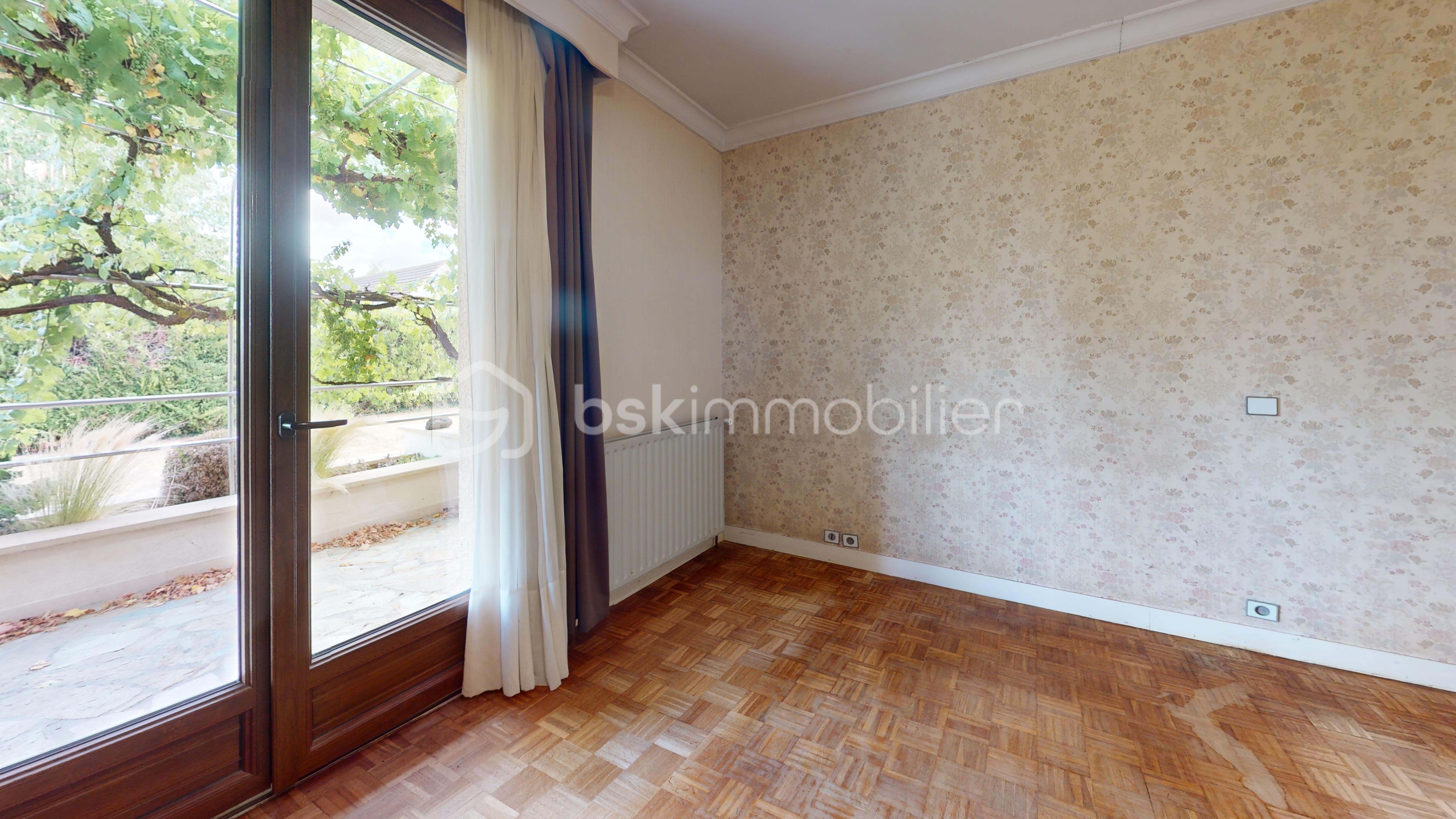 Briares-Sur-Essonnes-Bedroom 2.jpg