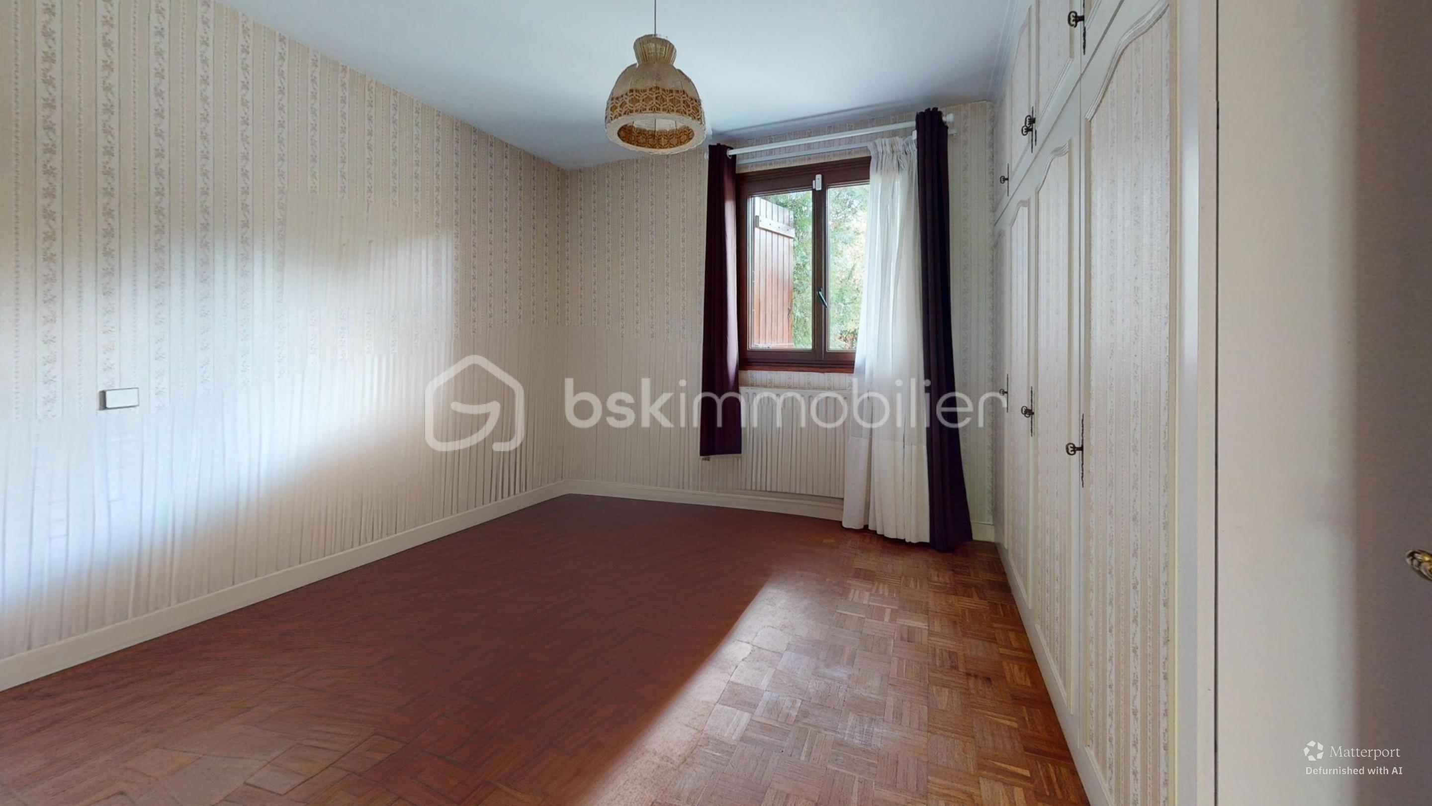 Briares-Sur-Essonnes-Bedroom-Defurnished 3.jpg