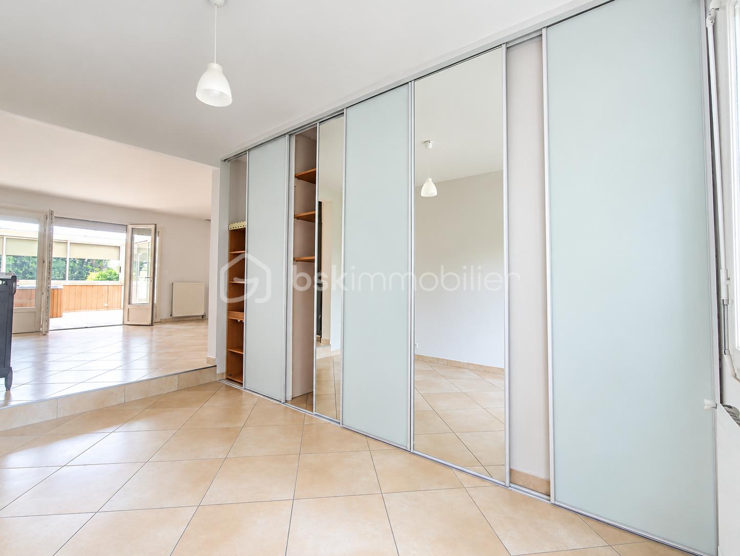 Intérieur minimaliste lumineux avec dressing miroir.png