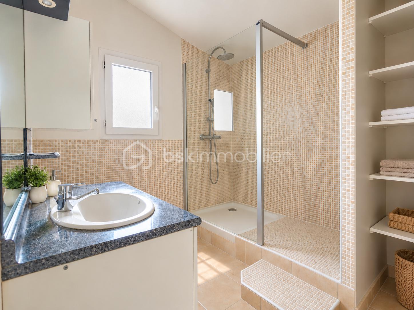 Salle de bain moderne aux tons chaleureux.png
