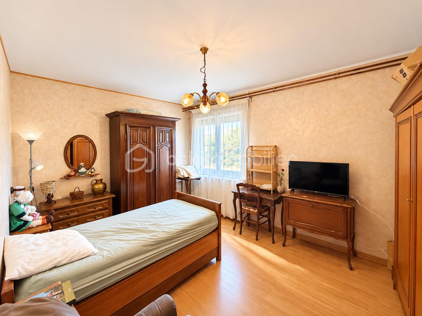 Chambre vintage baignée de lumière.png