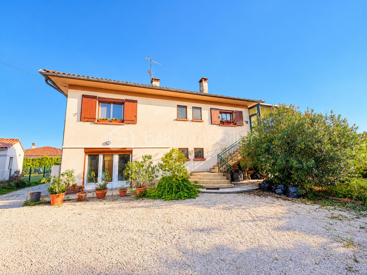 Maison provençale sous ciel bleu.png