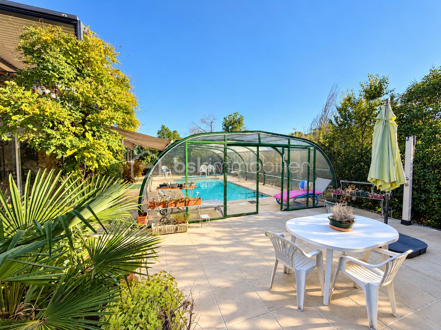 Patio ensoleillé avec piscine couverte.png