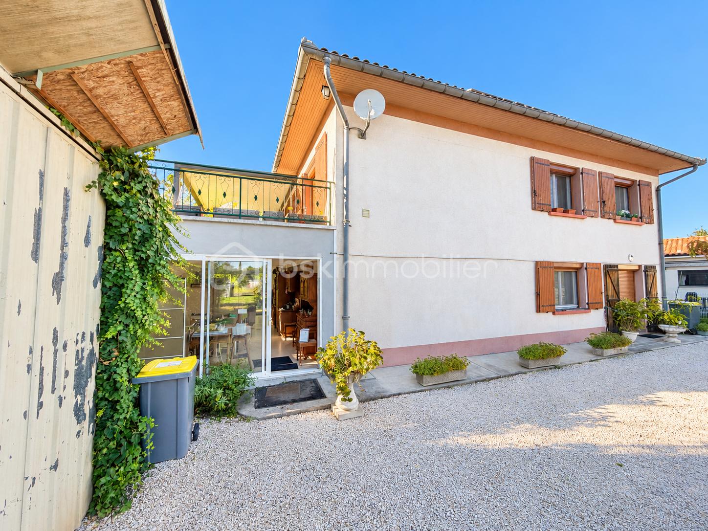 Maison de campagne ensoleillée avec jardin.png