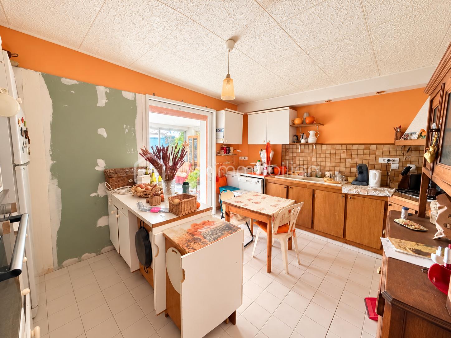 Cuisine chaleureuse baignée de lumière.png