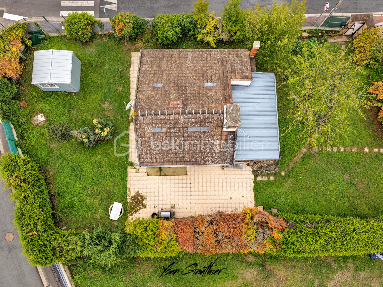 Vue aérienne d’une maison et son jardin.png