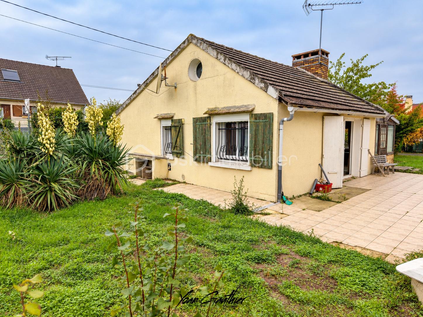 Maison de banlieue au jardin fleuri.png
