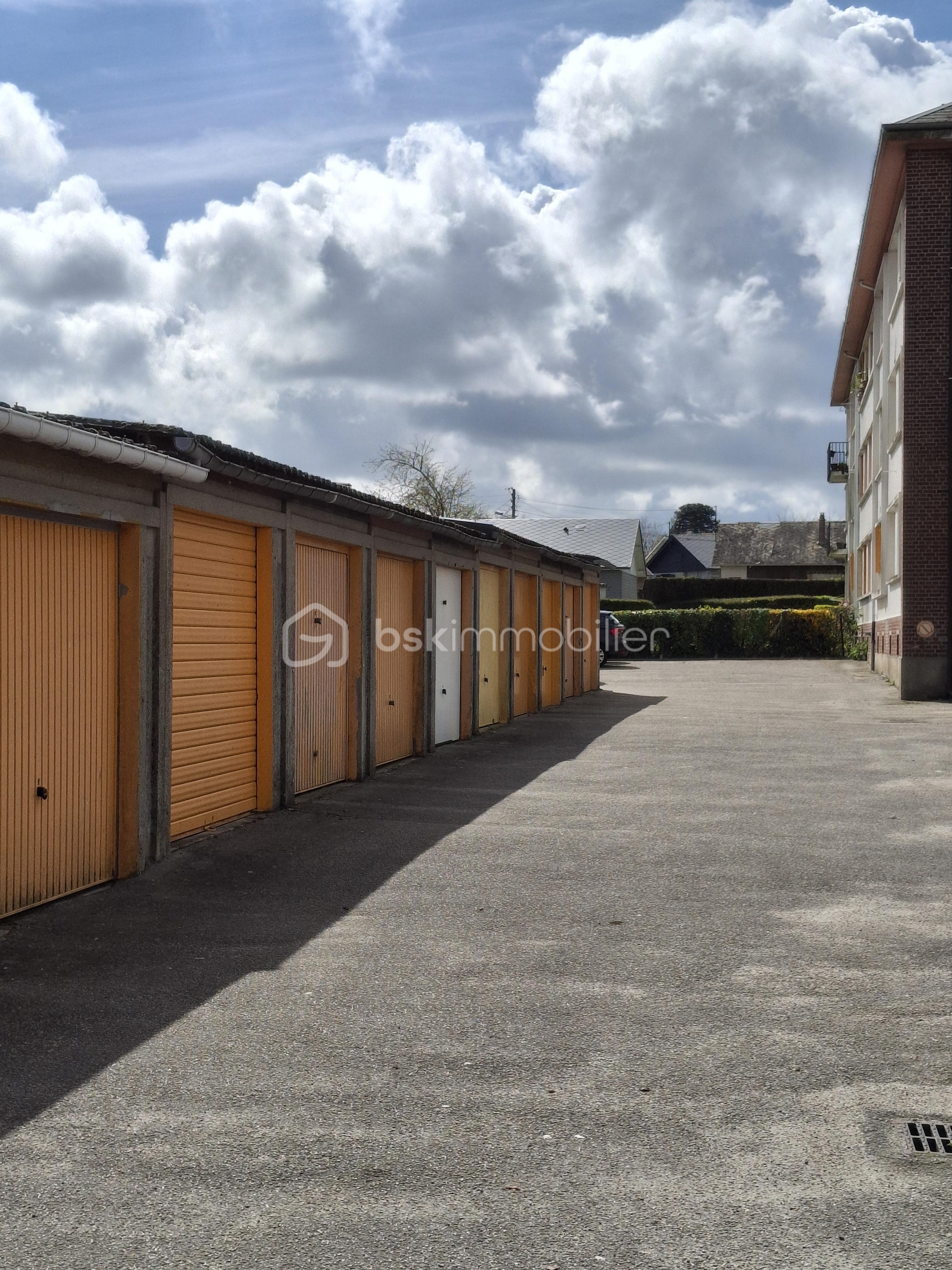 Allée côté box parkings portrait 2.png