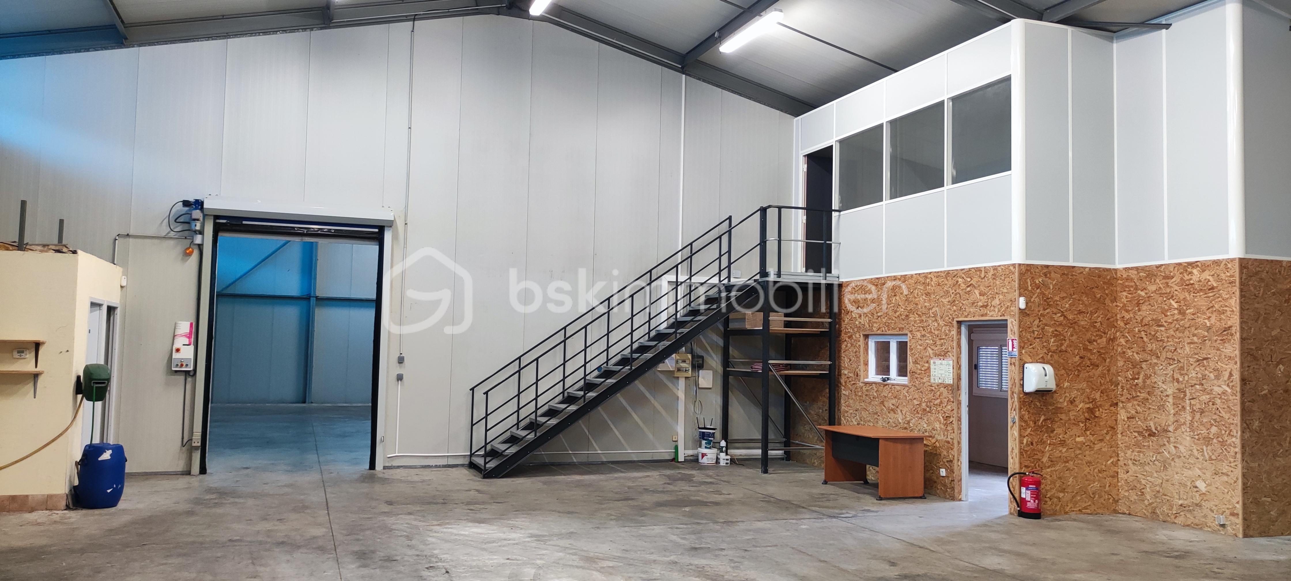 Local commercial de 450 m² - 1701329860317.jpg
