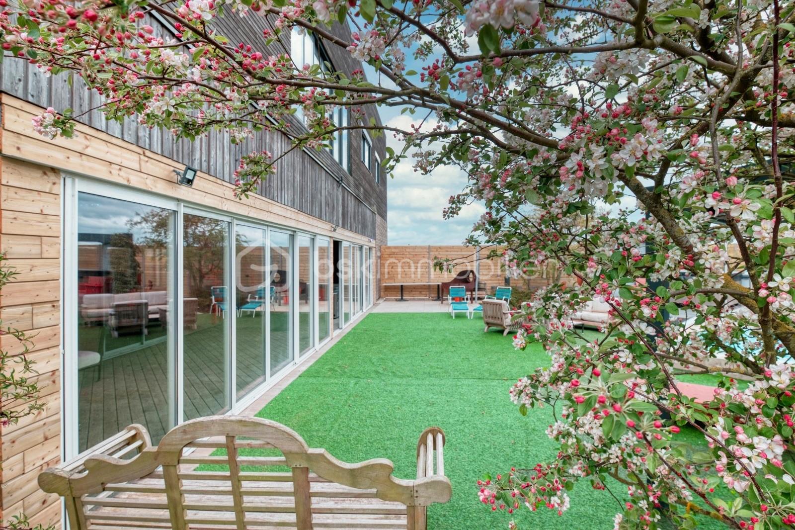 Local d activites de 820 m² - thumbnail_f0979800-ec8b-4811-ba55-ee131fd8d345.jpg