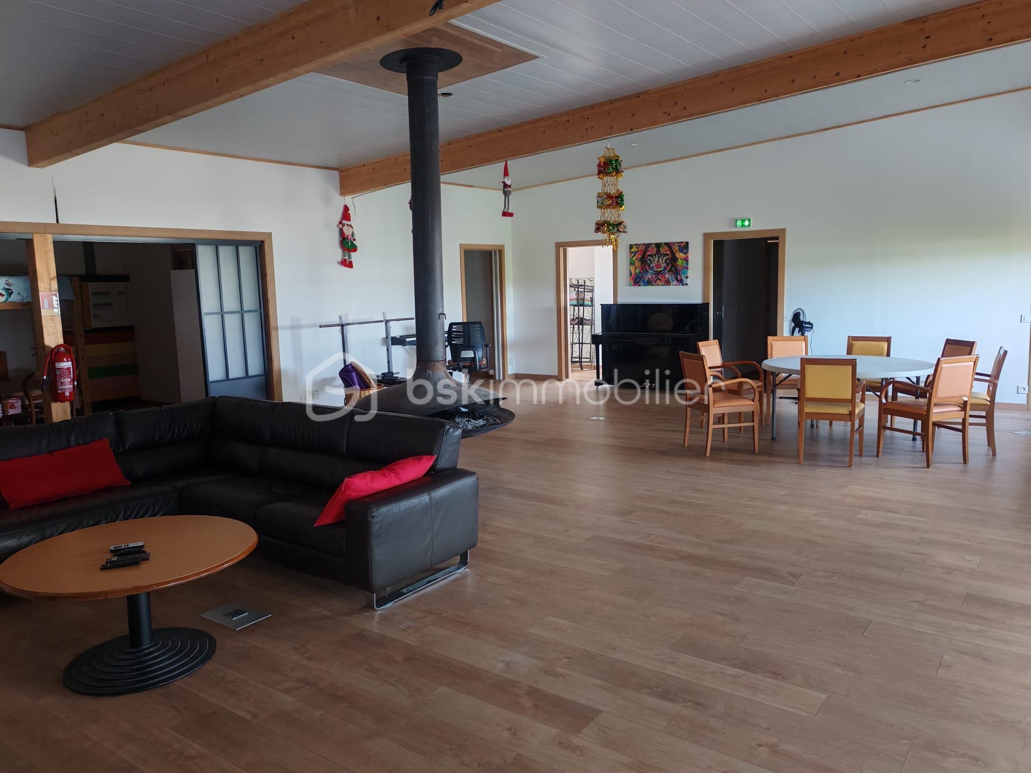 Local d activites de 820 m² - 3a1b1307-e471-4ca9-a9e6-a15edd4fc6f3.JPG