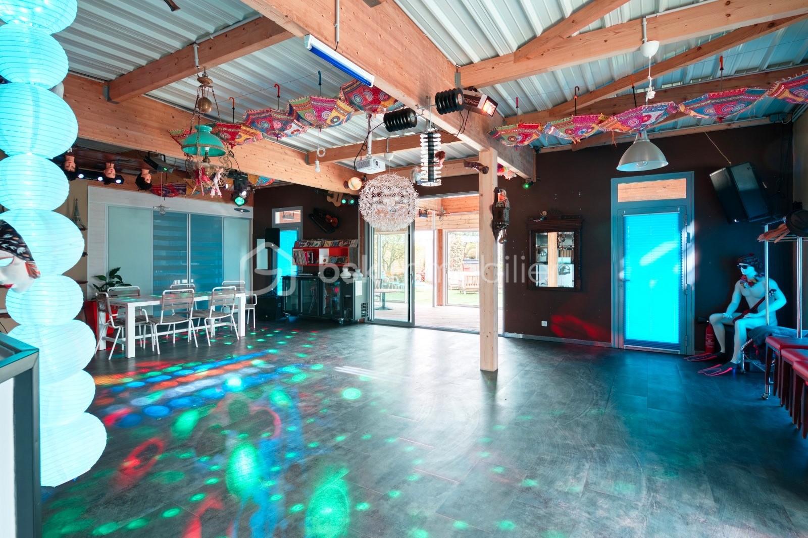 Local d activites de 820 m² - thumbnail_ac89fff5-e9e9-46b8-b553-48210faf62cd.jpg