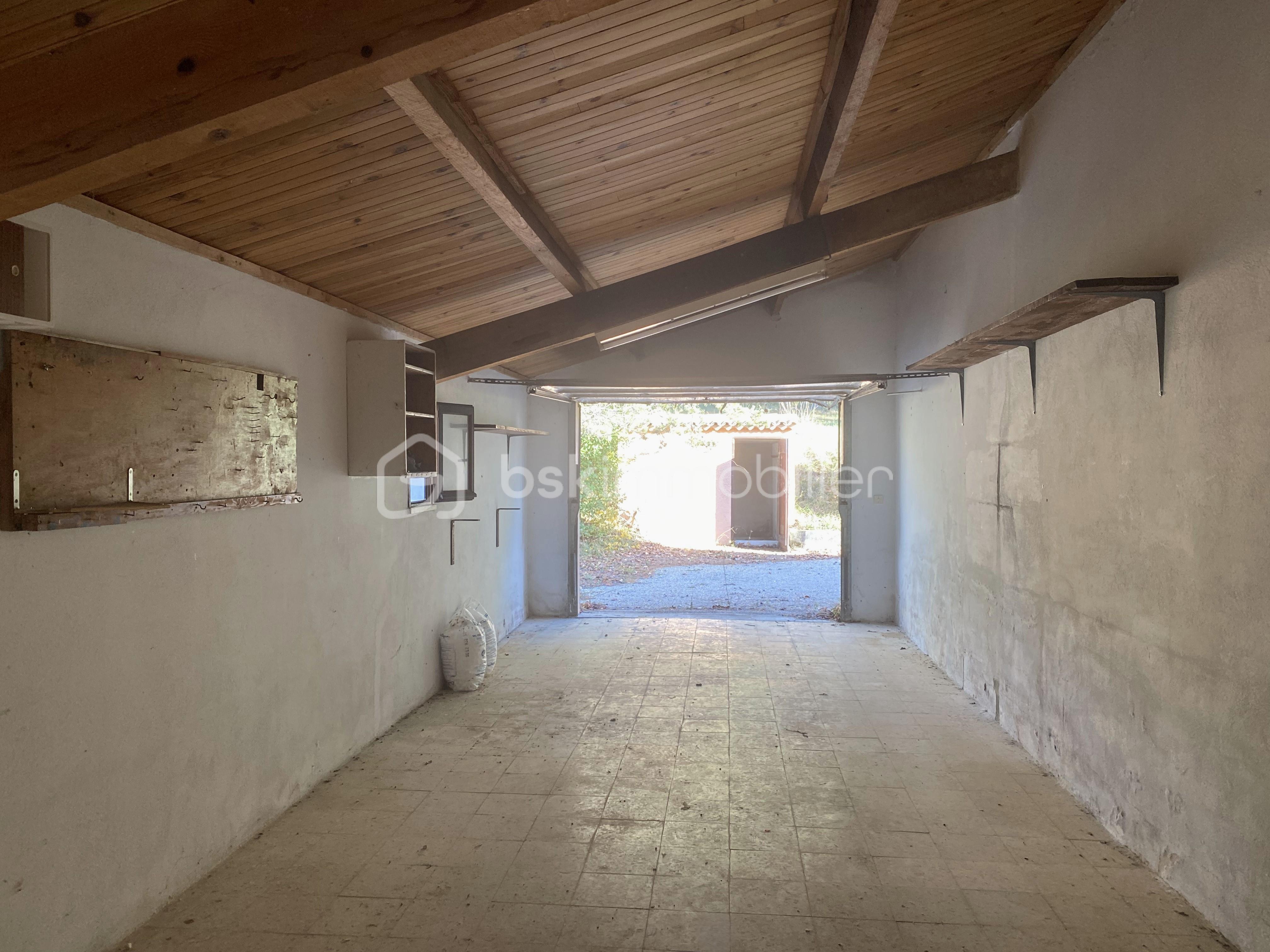Garage intérieure vue sur cabanon.jpg