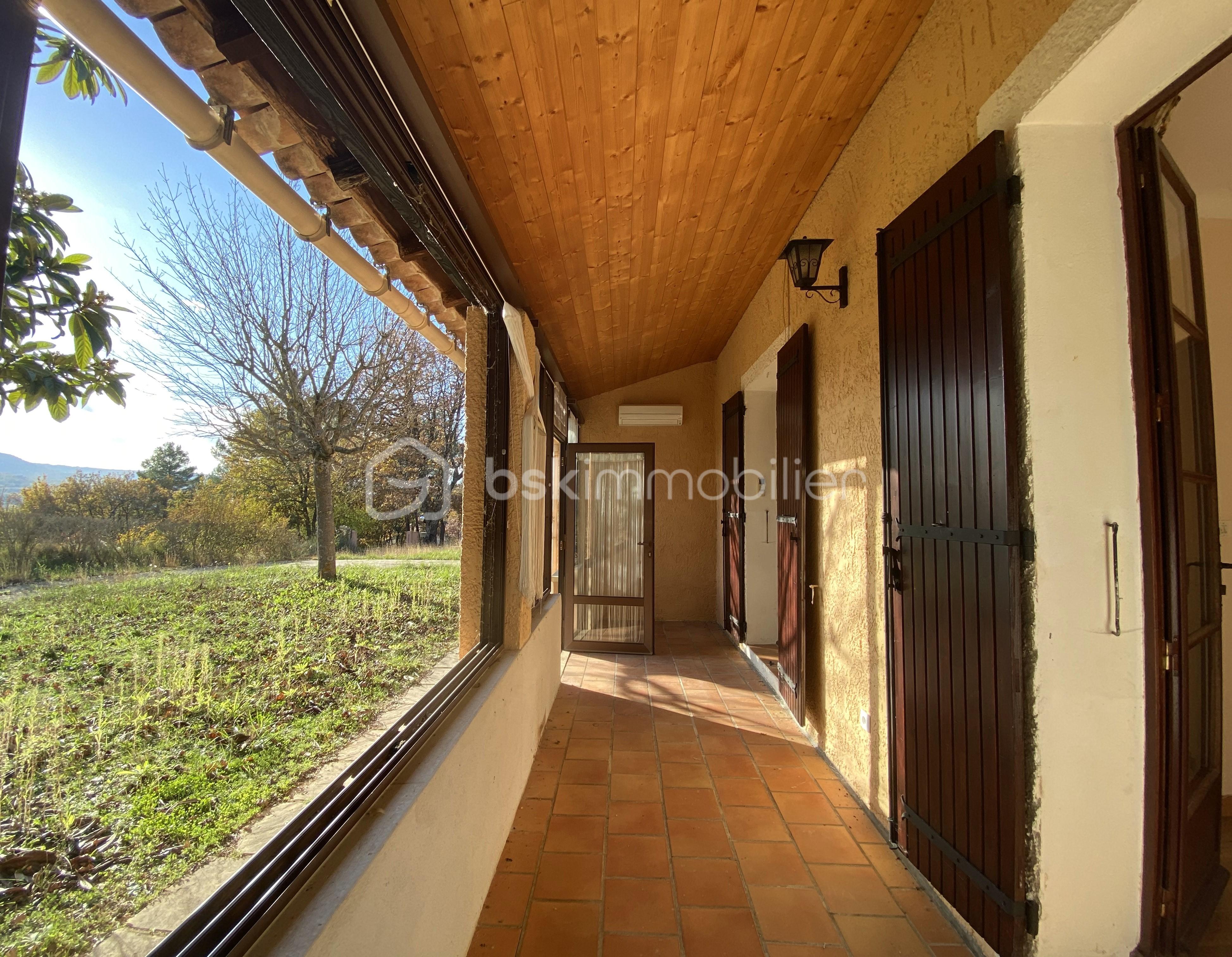Intérieure terrasse fermée avec vue extérieure.jpg